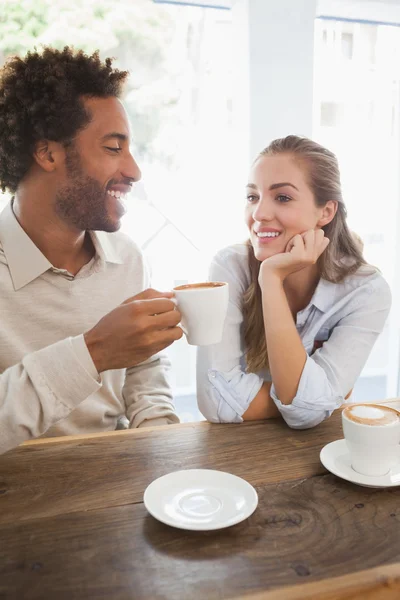 Счастливая пара на свидании пьет кофе — стоковое фото