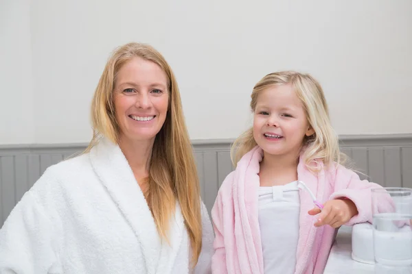 Madre e hija cepillándose los dientes — Foto de Stock