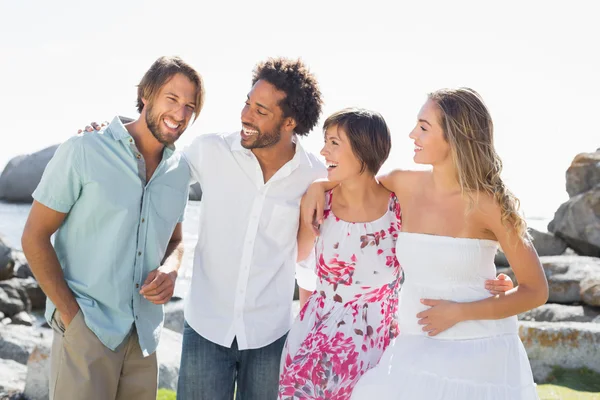 Amigos lindos sorrindo um para o outro — Fotografia de Stock