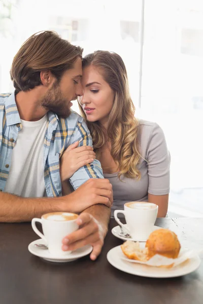 Feliz casal desfrutando de um café — Fotografia de Stock