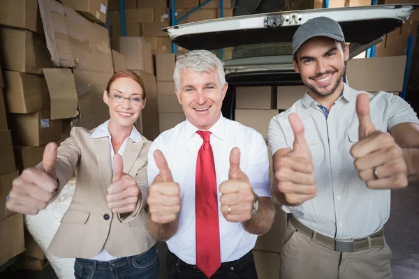 Менеджеры склада и водитель доставки улыбаются — стоковое фото