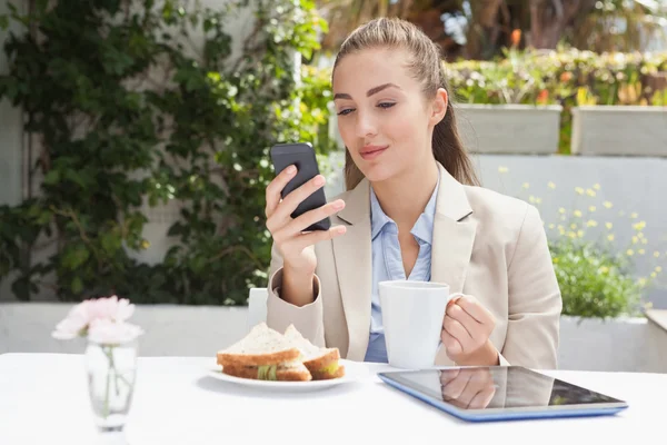 Belle femme d'affaires sur son déjeuner — Photo