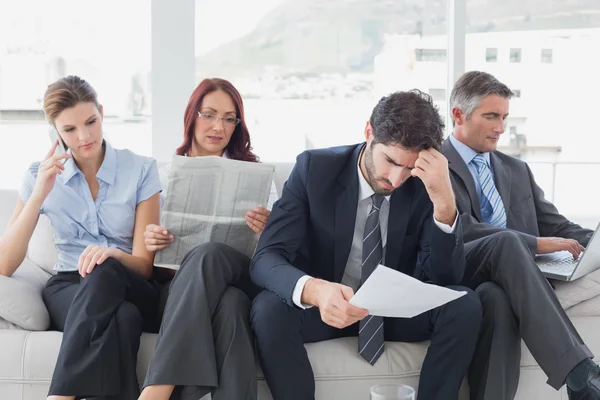 Equipe de negócios revisando notas de trabalho — Fotografia de Stock