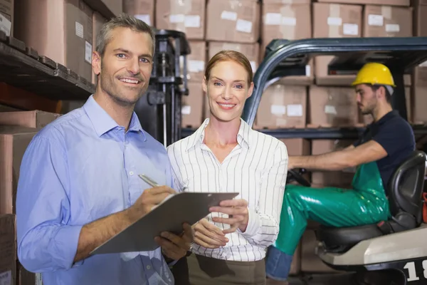 Warehouse team working together with clipboard — Stock Photo, Image