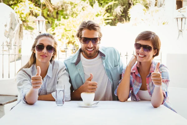 Happy vrienden genieten van koffie samen — Stockfoto