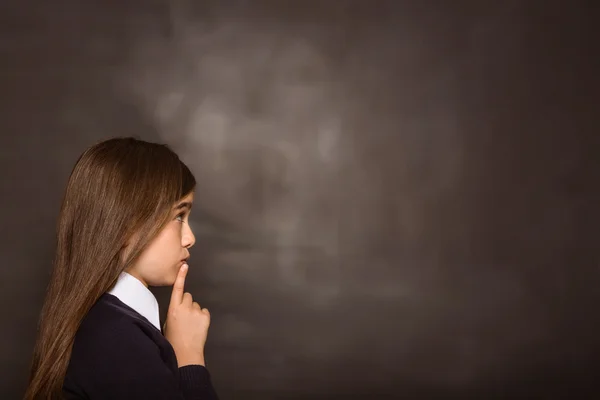 Schattig leerling op zoek een schoolbord — Stockfoto