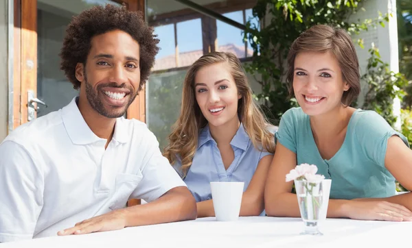 Glückliche Freunde lächeln im Café in die Kamera — Stockfoto