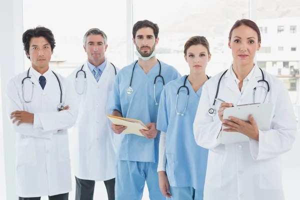 Serieuze artsen alle permanent samen — Stockfoto