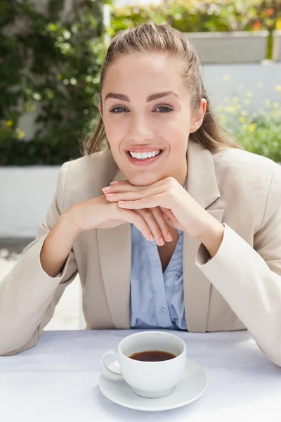 Schöne Geschäftsfrau genießt einen Kaffee — Stockfoto