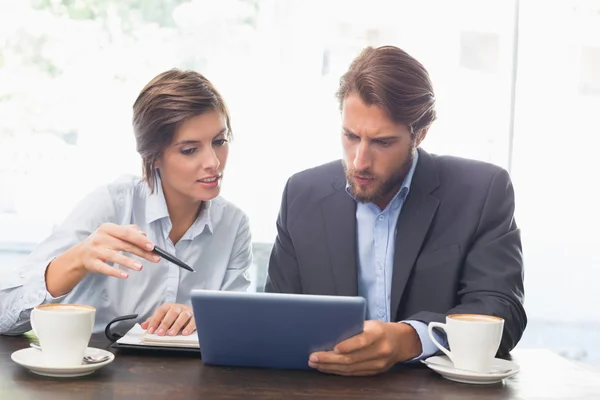 Compañeros de negocios teniendo una reunión — Foto de Stock