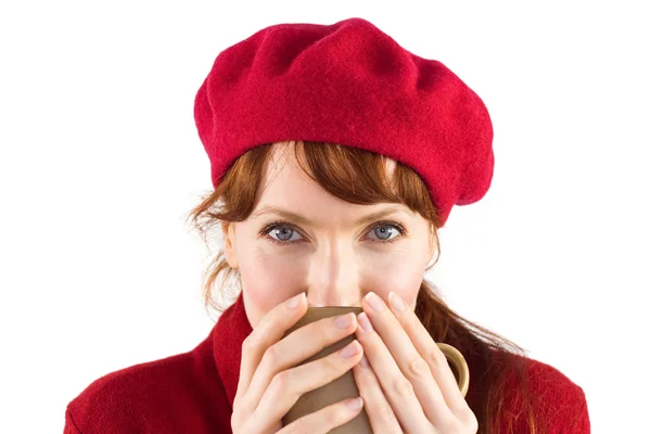 Femme buvant dans une tasse — Photo