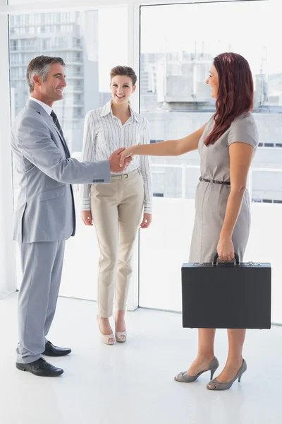 Businessman shaking co-workers hand — Stock Photo, Image