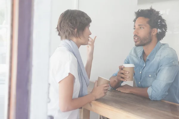 一緒にコーヒーを持っているカジュアルなカップル — ストック写真