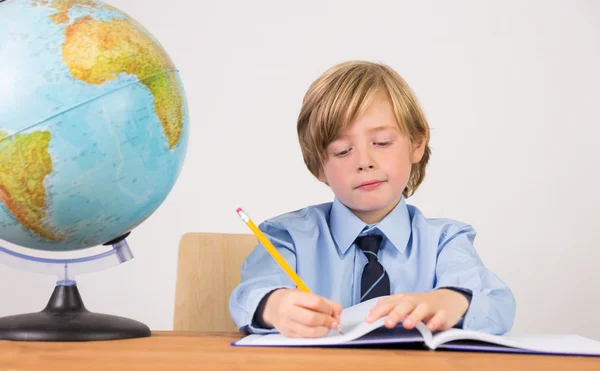 Estudiante escribiendo notas en bloc de notas — Foto de Stock