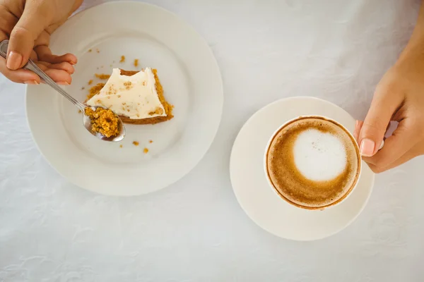 Mulher tendo bolo e café — Fotografia de Stock
