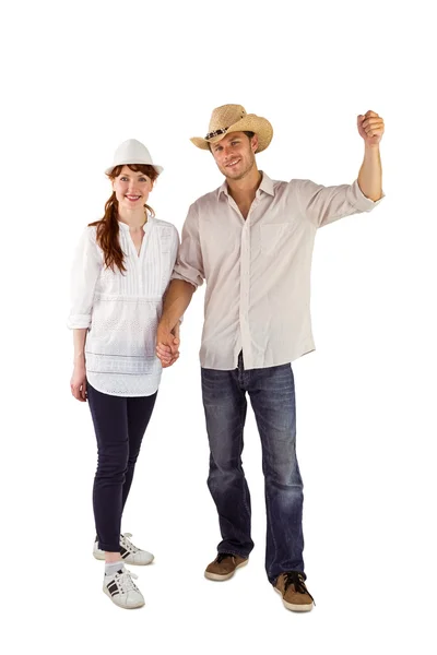 Lachende paar beide dragen hoeden — Stockfoto