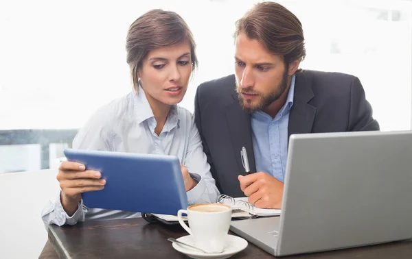 Compañeros de negocios teniendo una reunión — Foto de Stock