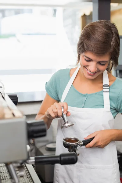 Bastante barista presionando molinos de café —  Fotos de Stock