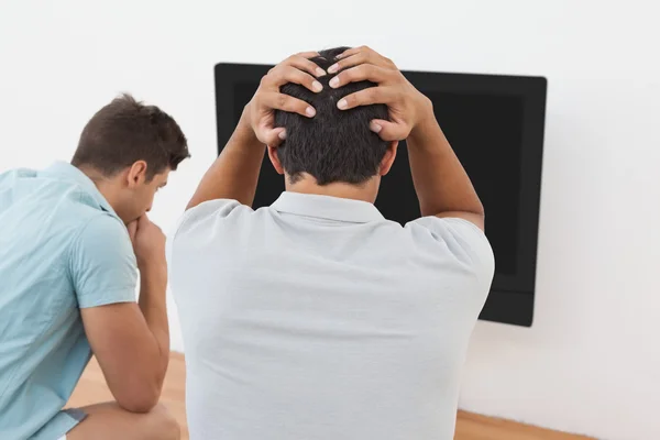 Tensed aficionados al fútbol viendo la televisión —  Fotos de Stock