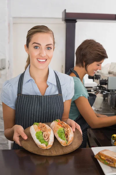 Hübsche Kellnerinnen mit einem Lächeln — Stockfoto