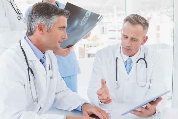 Läkaren håller upp en röntgenbild — Stockfoto