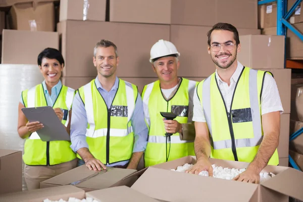 Trabajadores de almacén que preparan el envío en — Foto de Stock