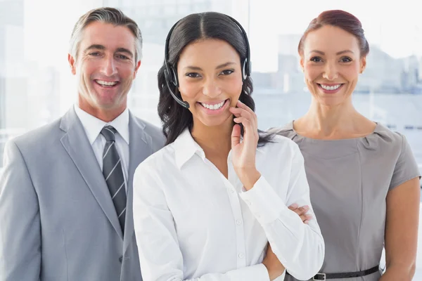 Femme d'affaires portant un casque de travail — Photo