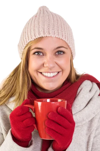 Šťastný blondýna v zimní oblečení drží hrnek — Stock fotografie