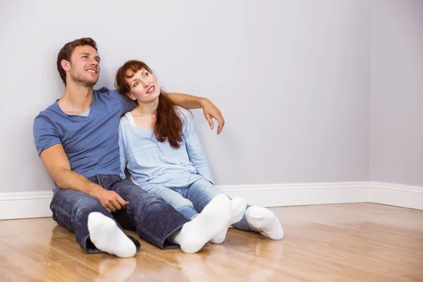 Paar sitzt gemeinsam auf dem Boden — Stockfoto