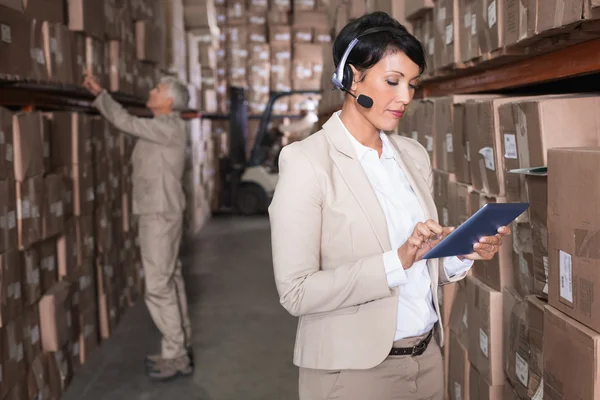 Warehouse manager using tablet pc — Stock Photo, Image