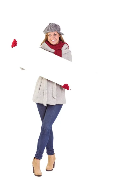 Happy blonde in winter clothes showing card — Stock Photo, Image