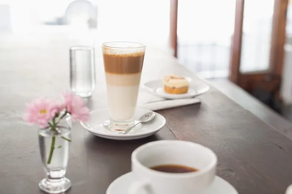 Latte et café sur la table — Photo