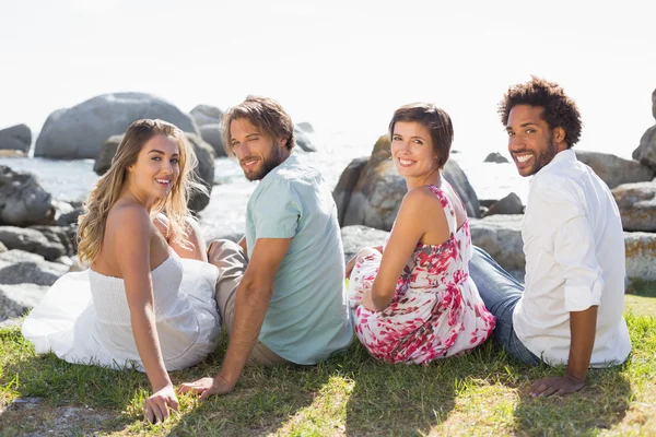 Hermosos amigos sonriendo a la cámara —  Fotos de Stock