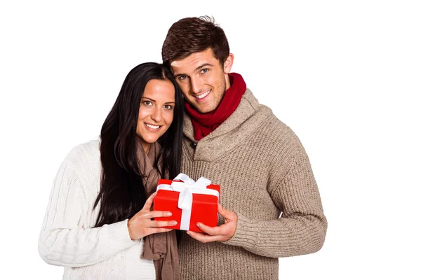 Ungt par hålla en gåva — Stockfoto