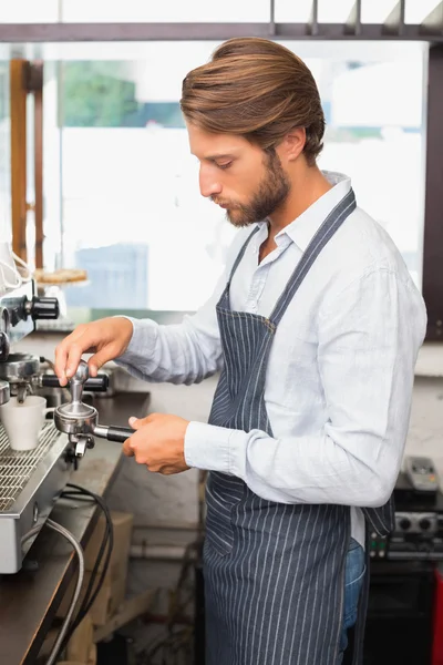 Schöner Barista, der eine Tasse Kaffee zubereitet — Stockfoto