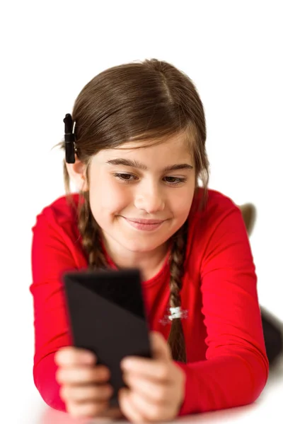 Schattig klein meisje gebruikend smartphone — Stockfoto