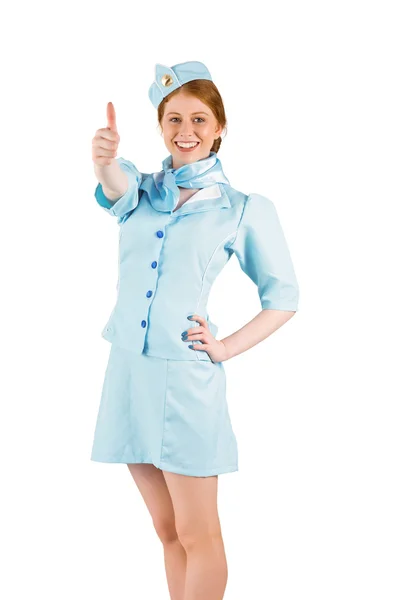 Hübsche Stewardess mit der Hand auf der Hüfte — Stockfoto