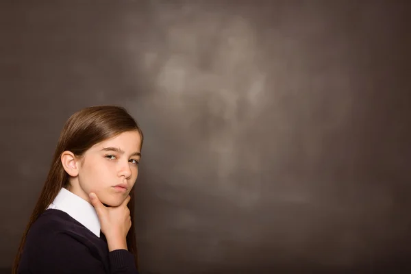 Denkender Schüler blickt in Kamera — Stockfoto