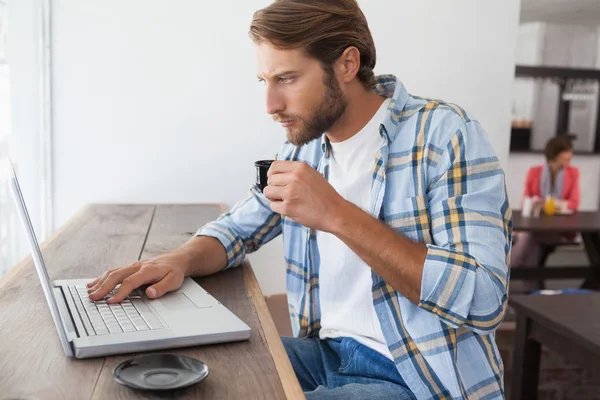 Uomo casuale che utilizza il computer portatile bere espresso — Foto Stock