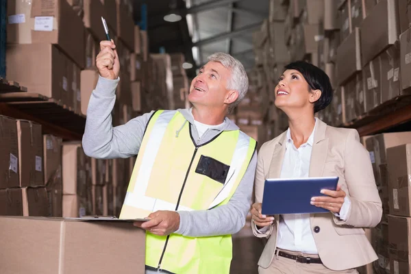 Lagerchefen pratar med foreman — Stockfoto