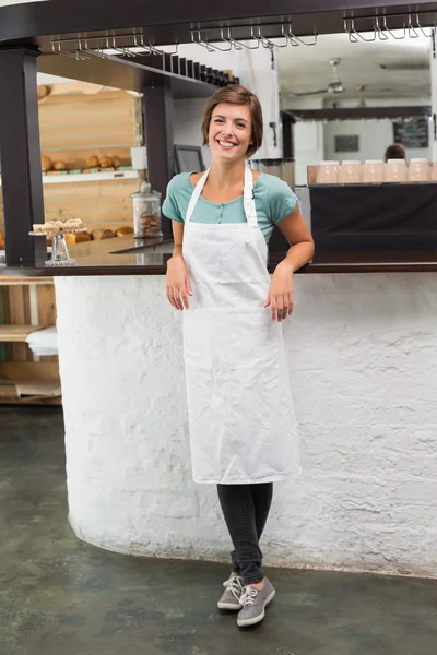 Mooie barista glimlachen op camera — Stockfoto