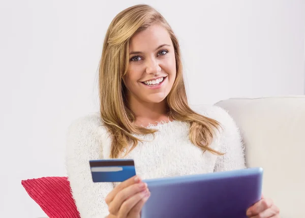 Mooie blonde online winkelen met tablet pc — Stockfoto
