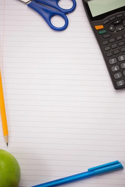 Mesa de estudiantes con útiles escolares — Foto de Stock