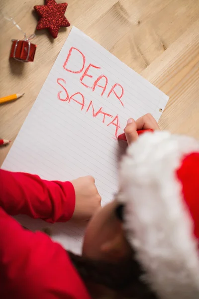 Küçük kız Noel'de Noel Baba'ya mektup yazma — Stok fotoğraf