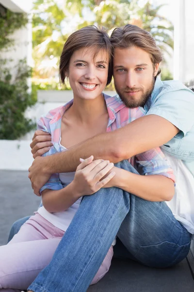 Feliz casal sentado e abraço — Fotografia de Stock