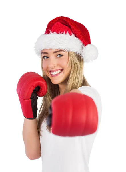 Punzonatura bionda festiva con guanti da boxe — Foto Stock