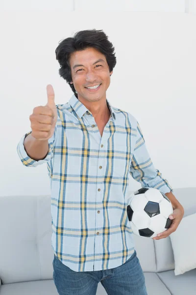 Retrato de un fanático del fútbol haciendo gestos con los pulgares hacia arriba — Foto de Stock