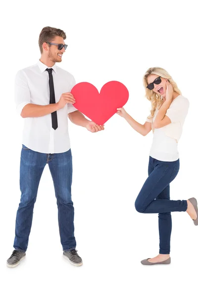 Young man giving woman red heart — Stock Photo, Image