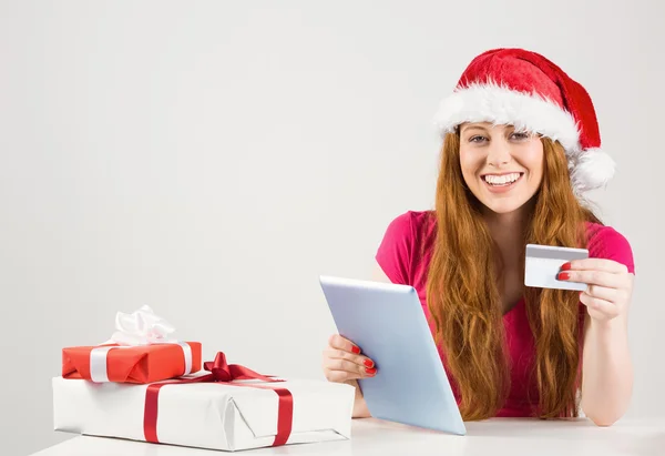 Feestelijke roodharige online winkelen met Tablet PC — Stockfoto