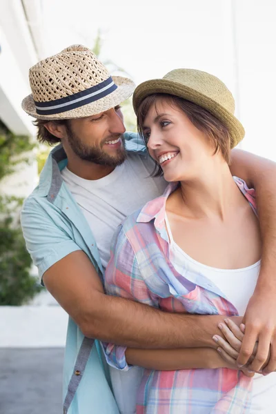 Couple heureux debout et câlin — Photo